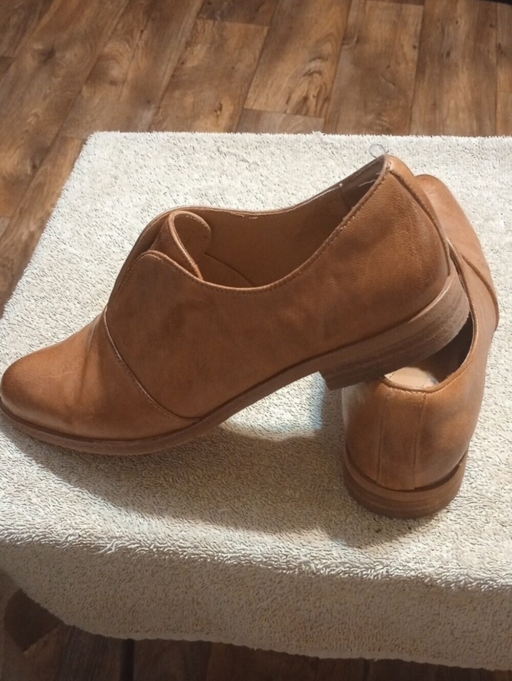 Women's Classic Isola Tan Leather Slip-On Loafers Size 9M - Picture 8 of 9